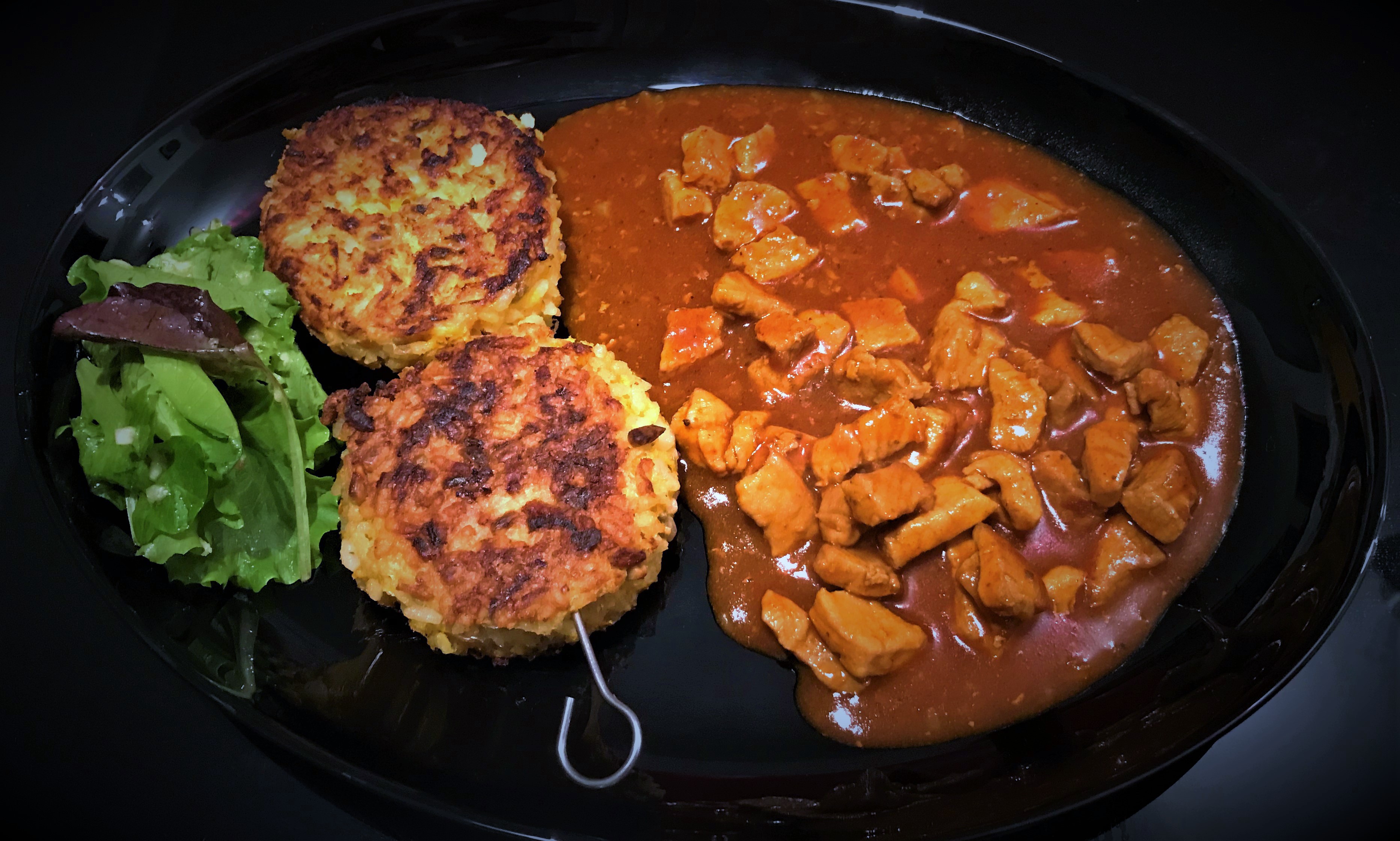 Risotto-Reis-Puffer mit Schweine-Gulasch