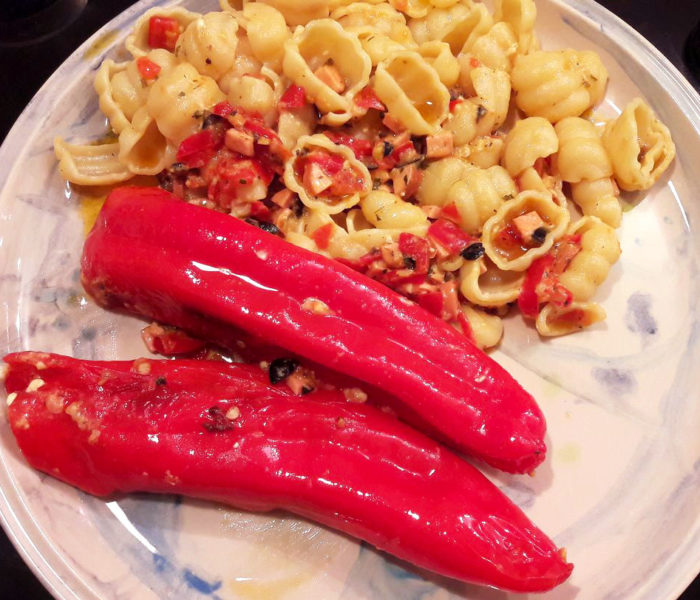 Gefüllte rote Spitzpaprika