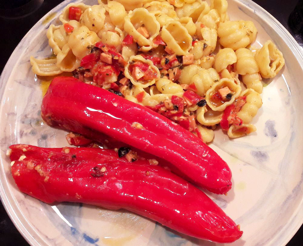 Gefüllte rote Spitzpaprika